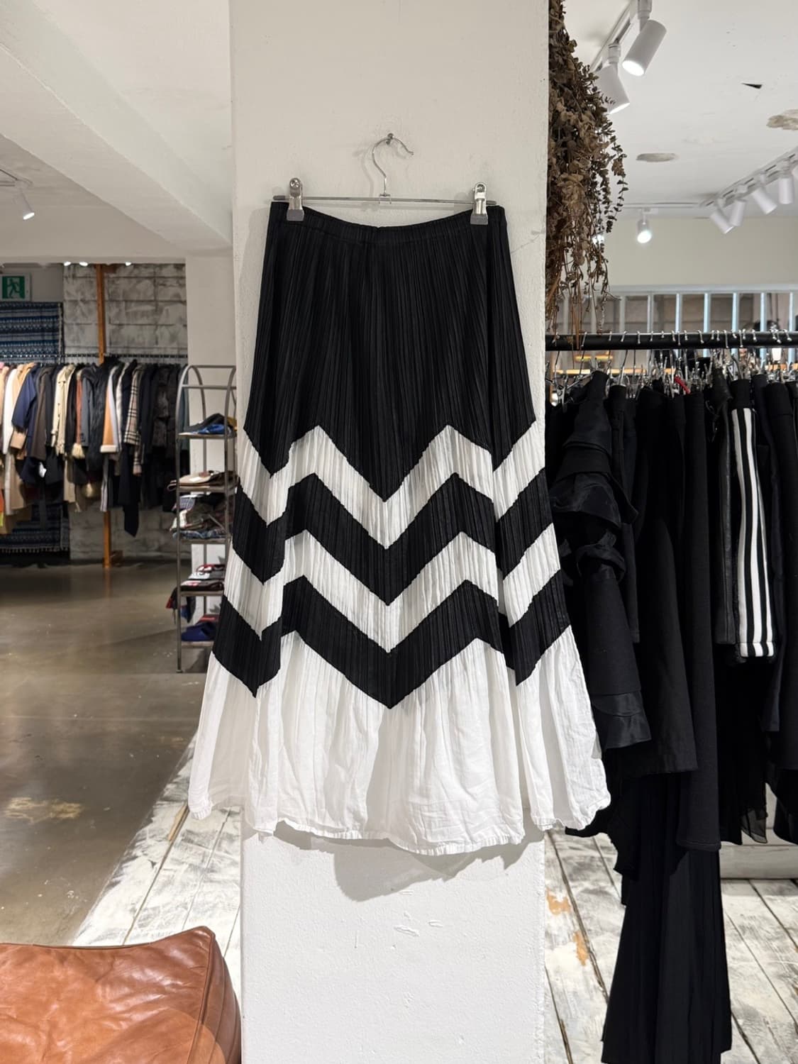 플리츠플리즈 화이트 블랙 플리츠 롱 스커트  상품이미지4