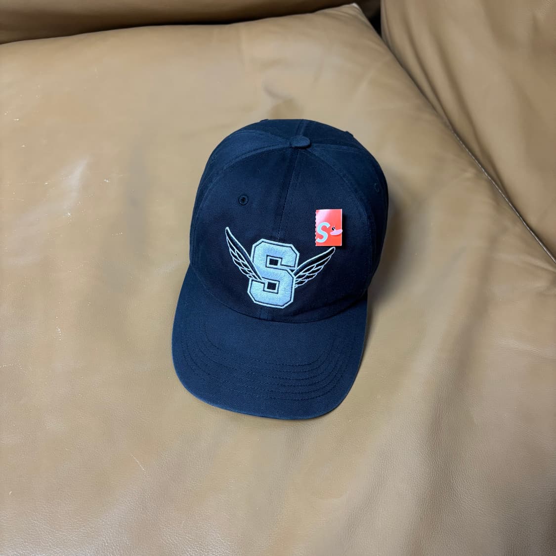 슈프림 6패널 볼캡 모자 윙 로고 블랙 상품이미지1
