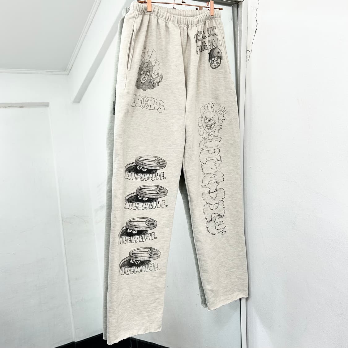 도넛리벤지 그래픽 스웻 팬츠 상품이미지4