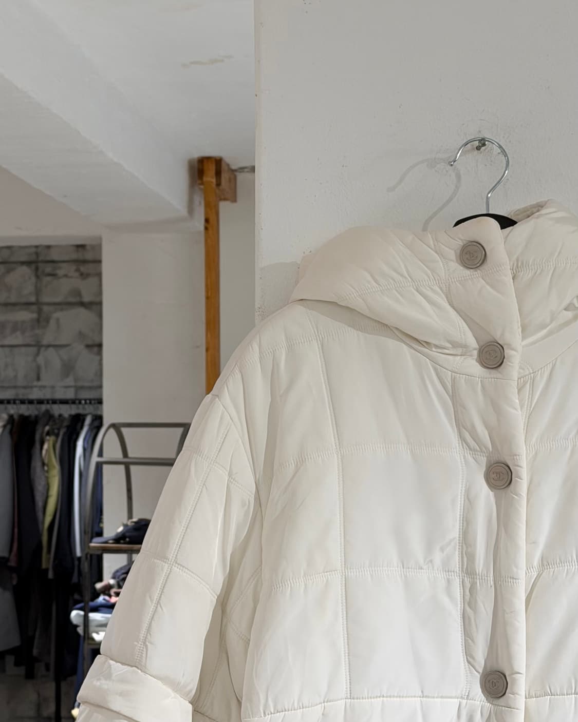 샤넬 화이트 fw00 로고 후드 플리스 패딩 상품이미지2