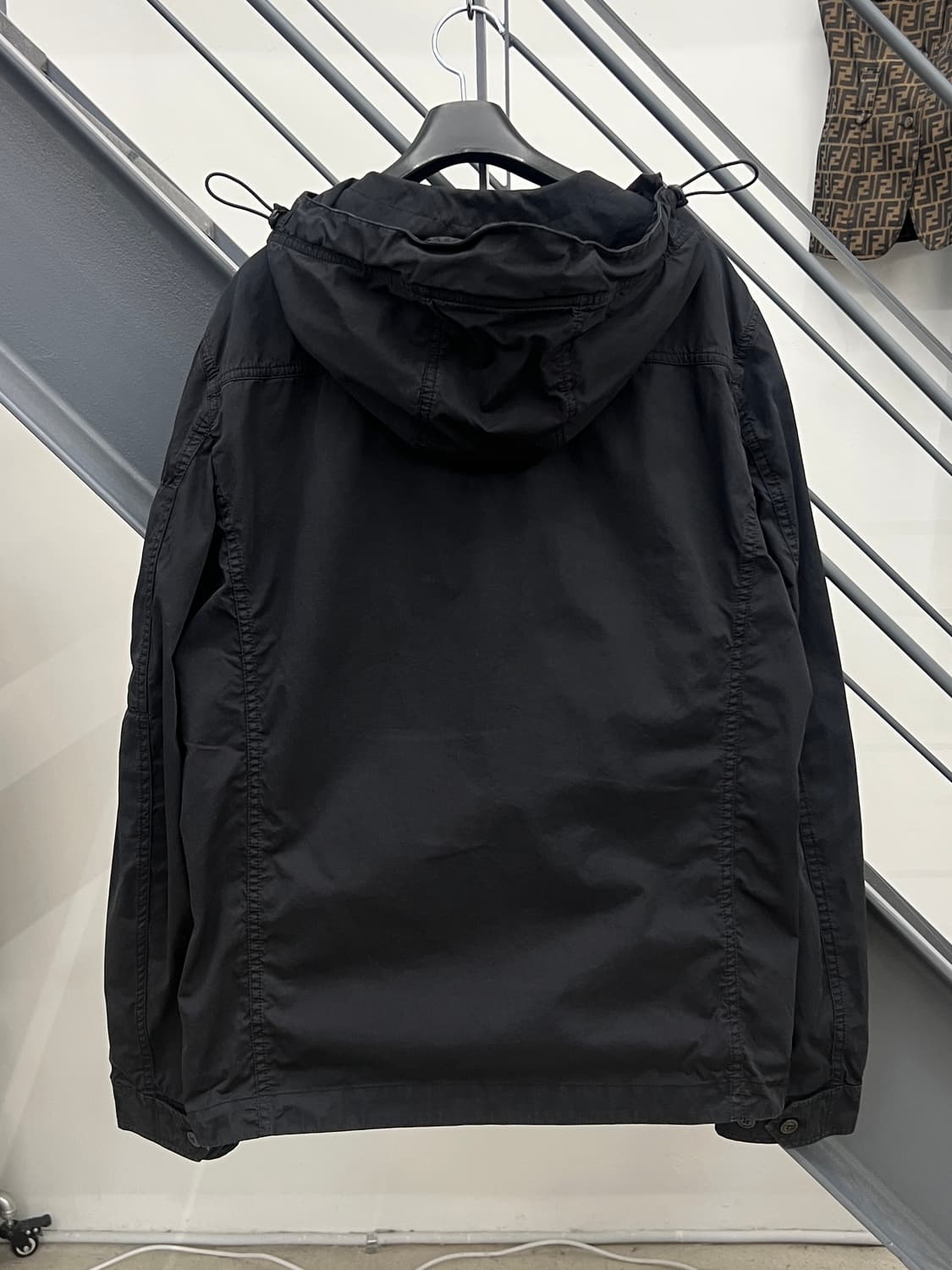 CP컴퍼니 렌즈 와펜 블랙 하이넥 후드 자켓 상품이미지4