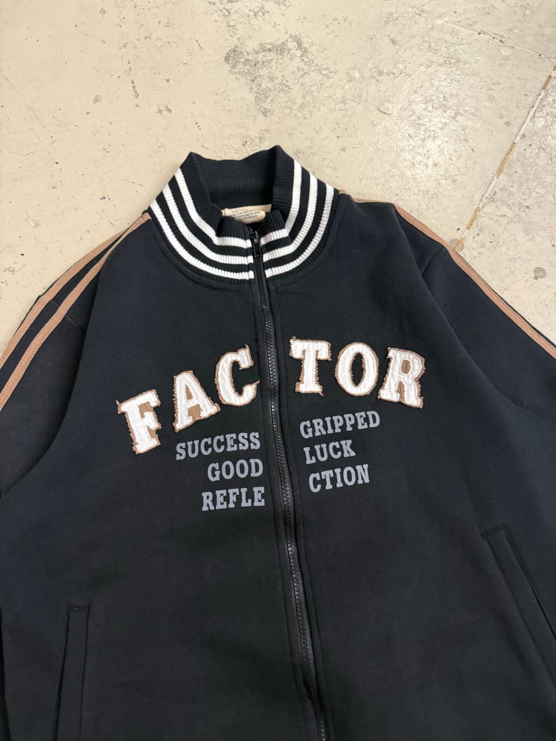 lettering point line detail 2-way zip-up 상품이미지5