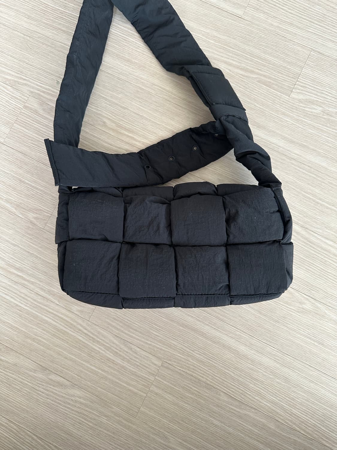 보테가베네타 패딩 카세트백 상품이미지3