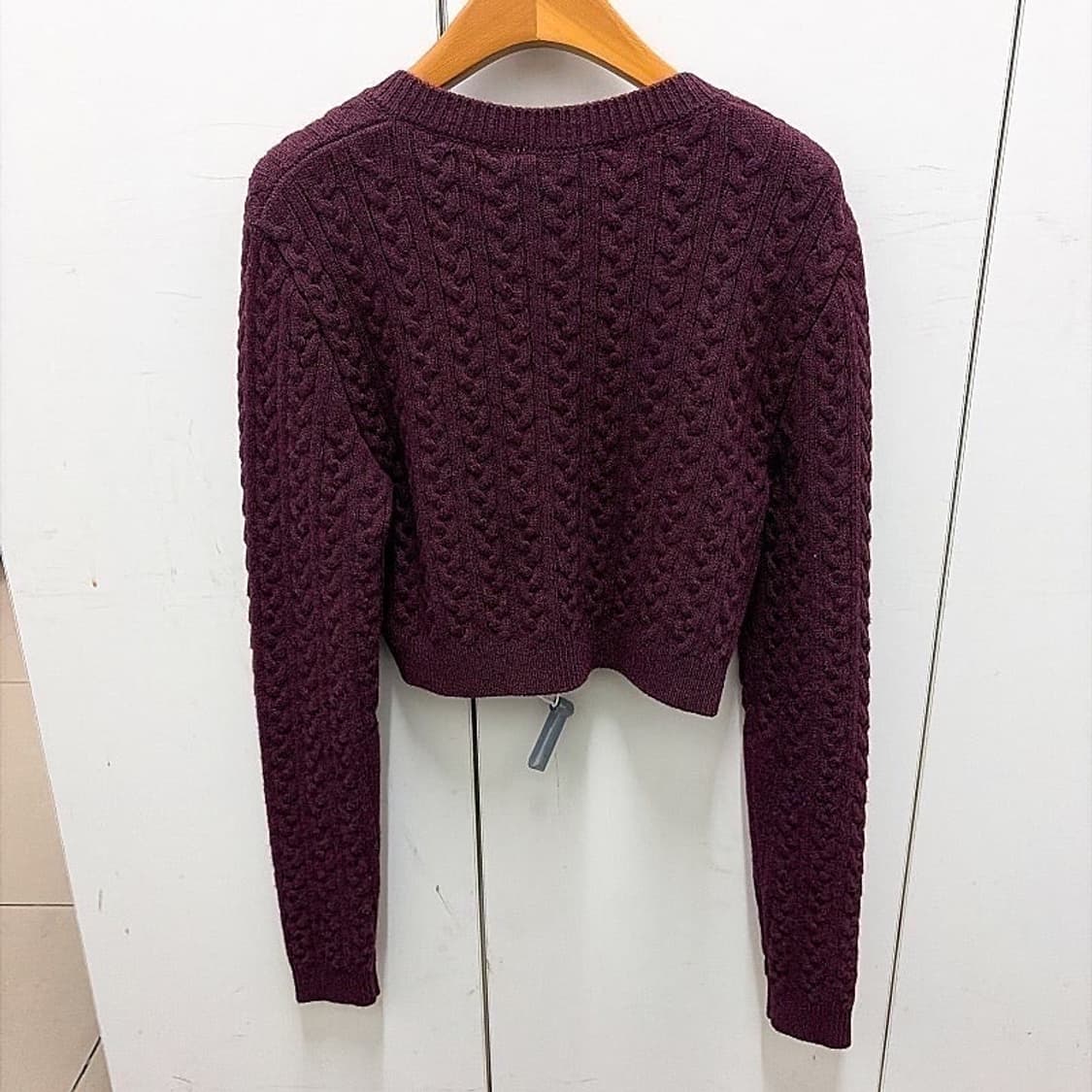 (정품/새상품) 에르뎀 여성 버건디 케이블 니트 크롭 가디건 상품이미지3