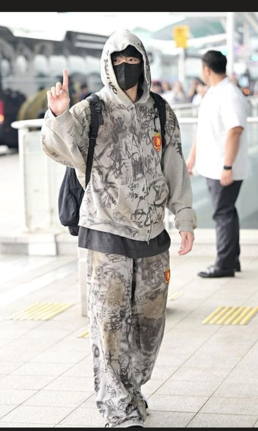 (정국님 착용)발렌시아가 스케이터 집업 판매합니다! 상품이미지3