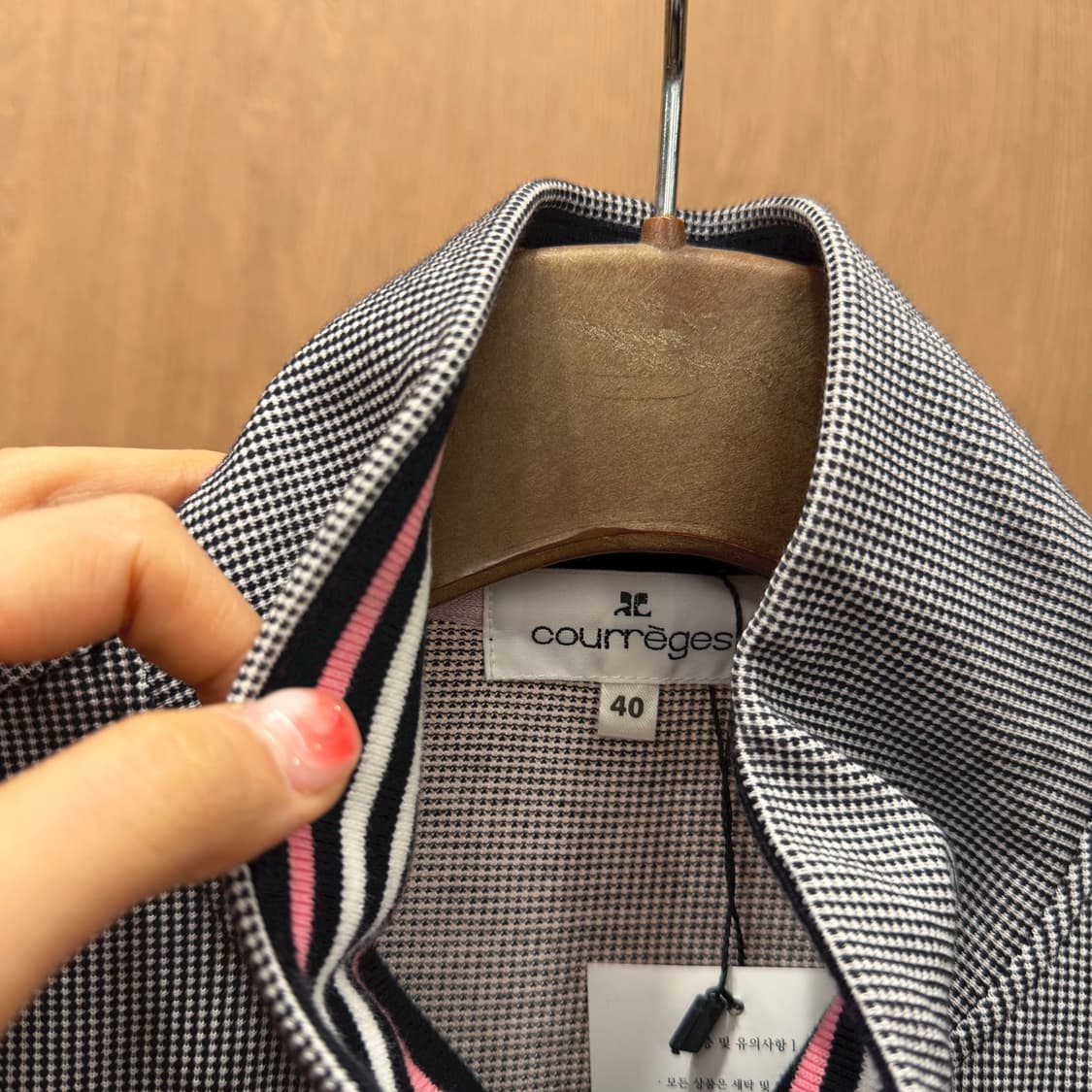 꾸레쥬 하이넥 7부 집업 자켓 마이크로 패턴 핑크 로고 자수 디테일 블랙 상품이미지7