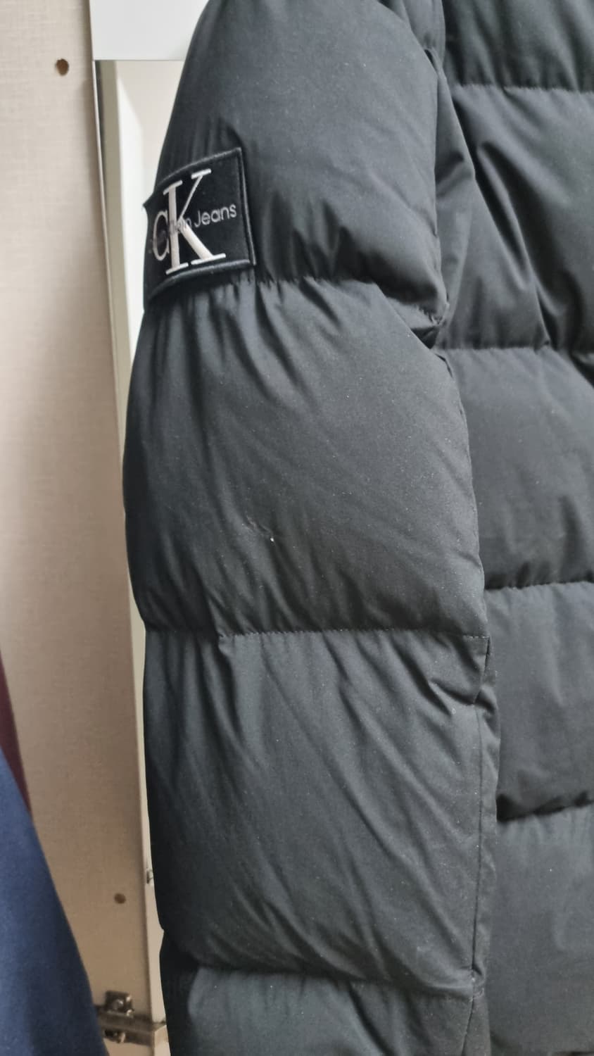 캘빈클라인 블랙 레귤러핏 카라 숏 다운 푸퍼 재킷 패딩 L J323229 상품이미지4