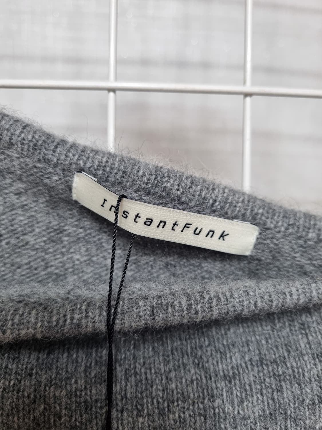 택포(새상품) 인스턴트펑크 원숄더 라쿤 니트 상품이미지4