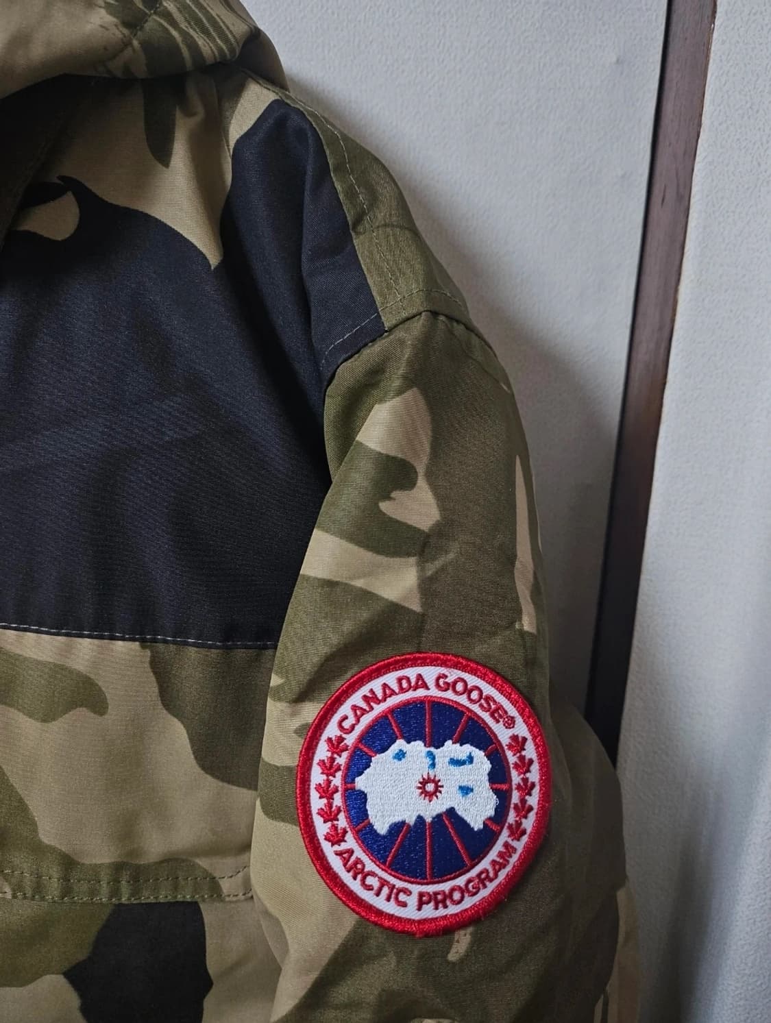 캐나다구스 남성 카모 패딩L 상품이미지2