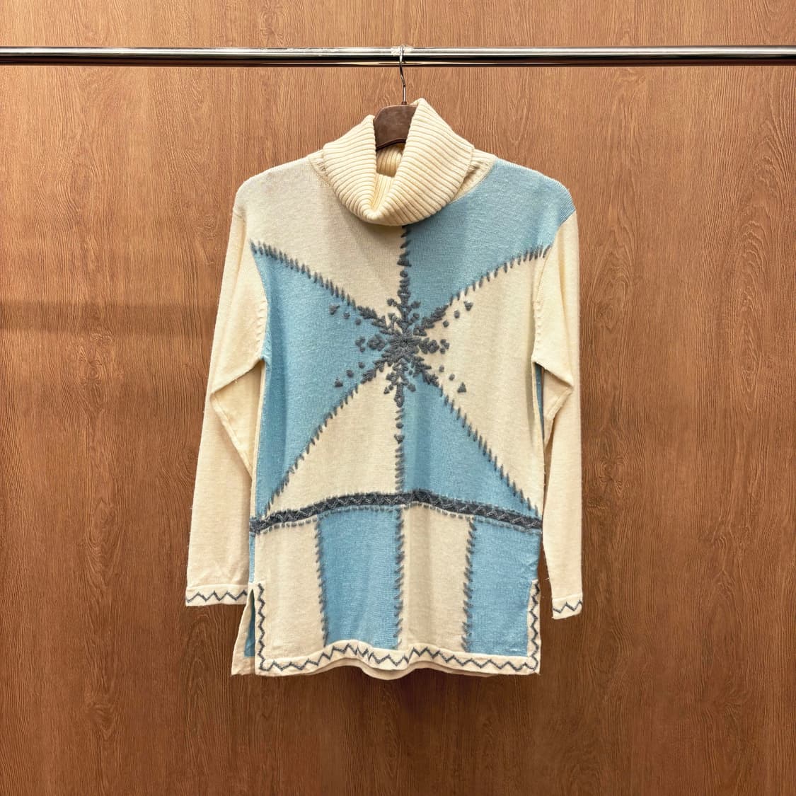 꾸레쥬 터틀넥 긴팔 니트 블루 눈꽃 노르딕 패턴 스티치 디테일 아이보리 상품이미지2