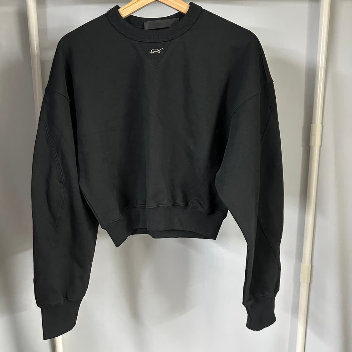 51퍼센트 크롭 맨투맨 블랙 상품이미지1