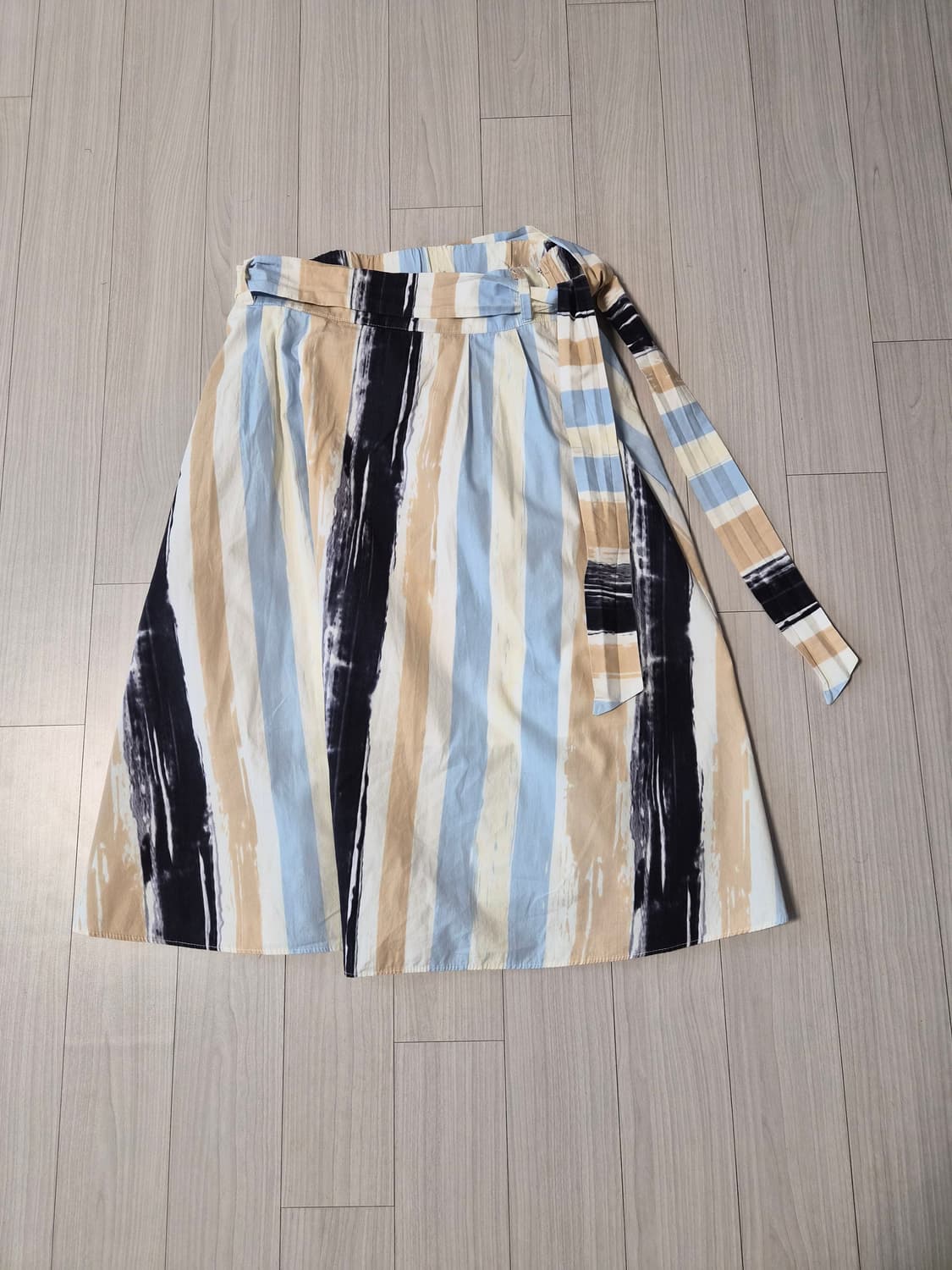 여름 코디 완성! 아티스틱 스트라이프 롱 스커트 끈포함/상태 최상 상품이미지6