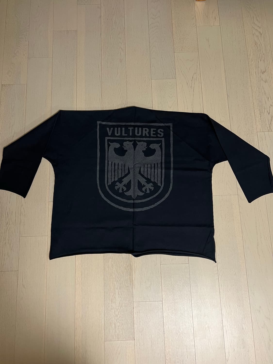 VULTURES 블랙 롱 슬리브 상품이미지1