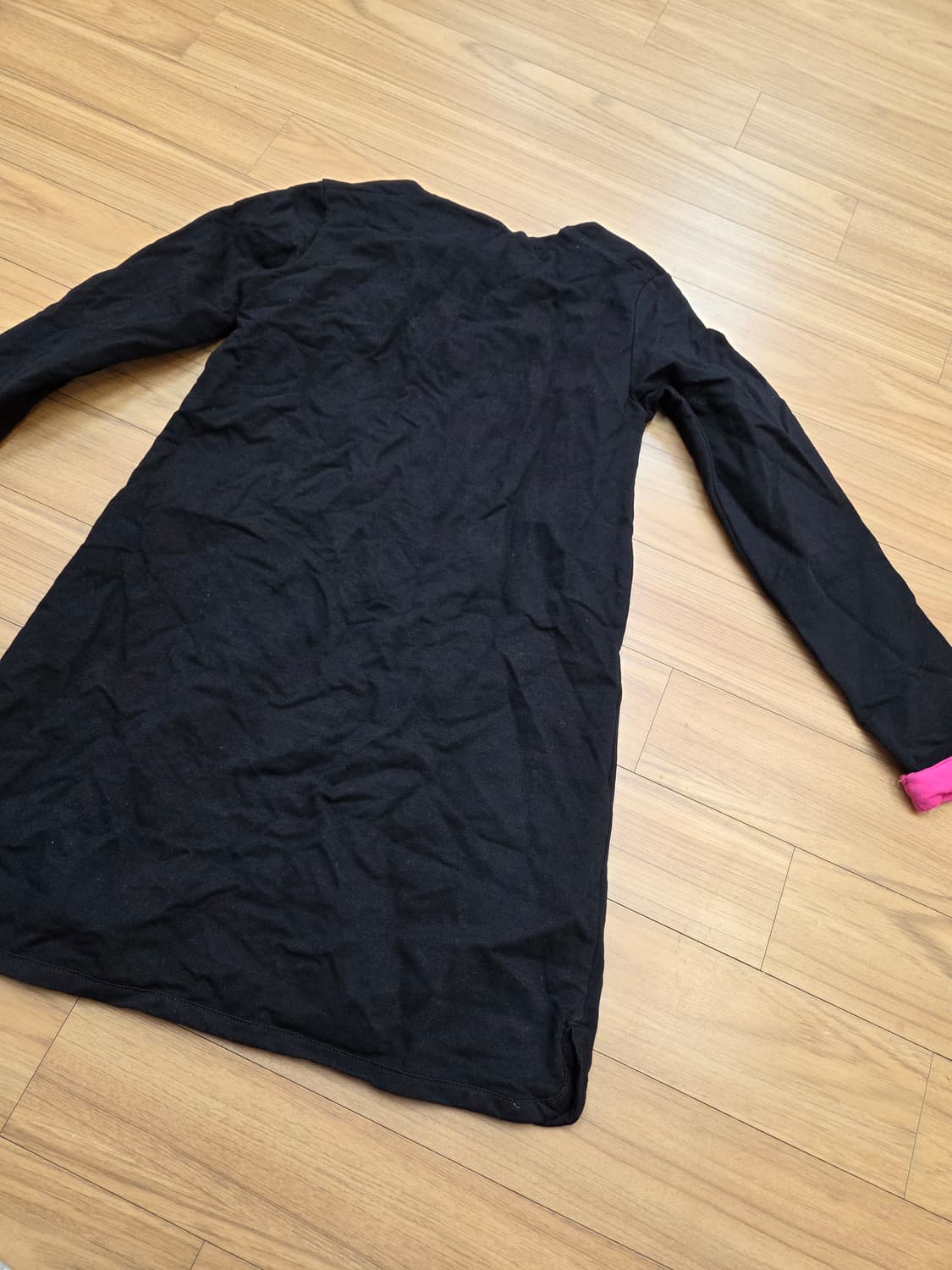 필립플레인 주니어 여아 원피스입니다. 블랙 색상 바탕에 핫핑크색 프린팅이 상품이미지2