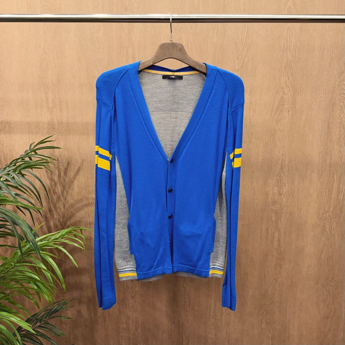 시스템 브이넥 니트 가디건 옐로우 배색 슬리브 라인 디테일 레귤러핏 블루 상품이미지1