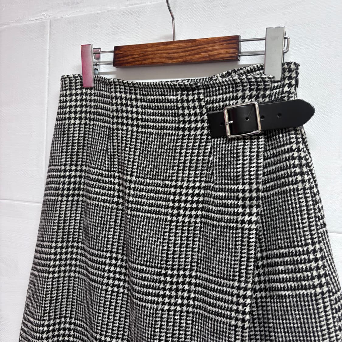 O'NEIL of DUBLIN 오닐 오브 더블린 가죽버클 울 미디 스커트 상품이미지2