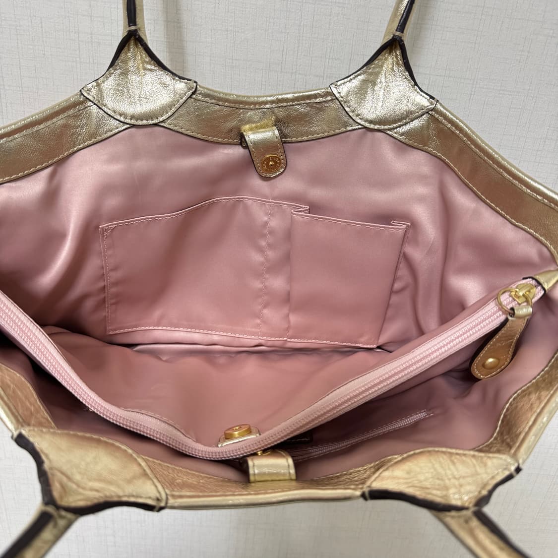 코치 플라워 숄더백 시그니처 로고 샴페인 골드 토트백 가방 +키링 상품이미지4