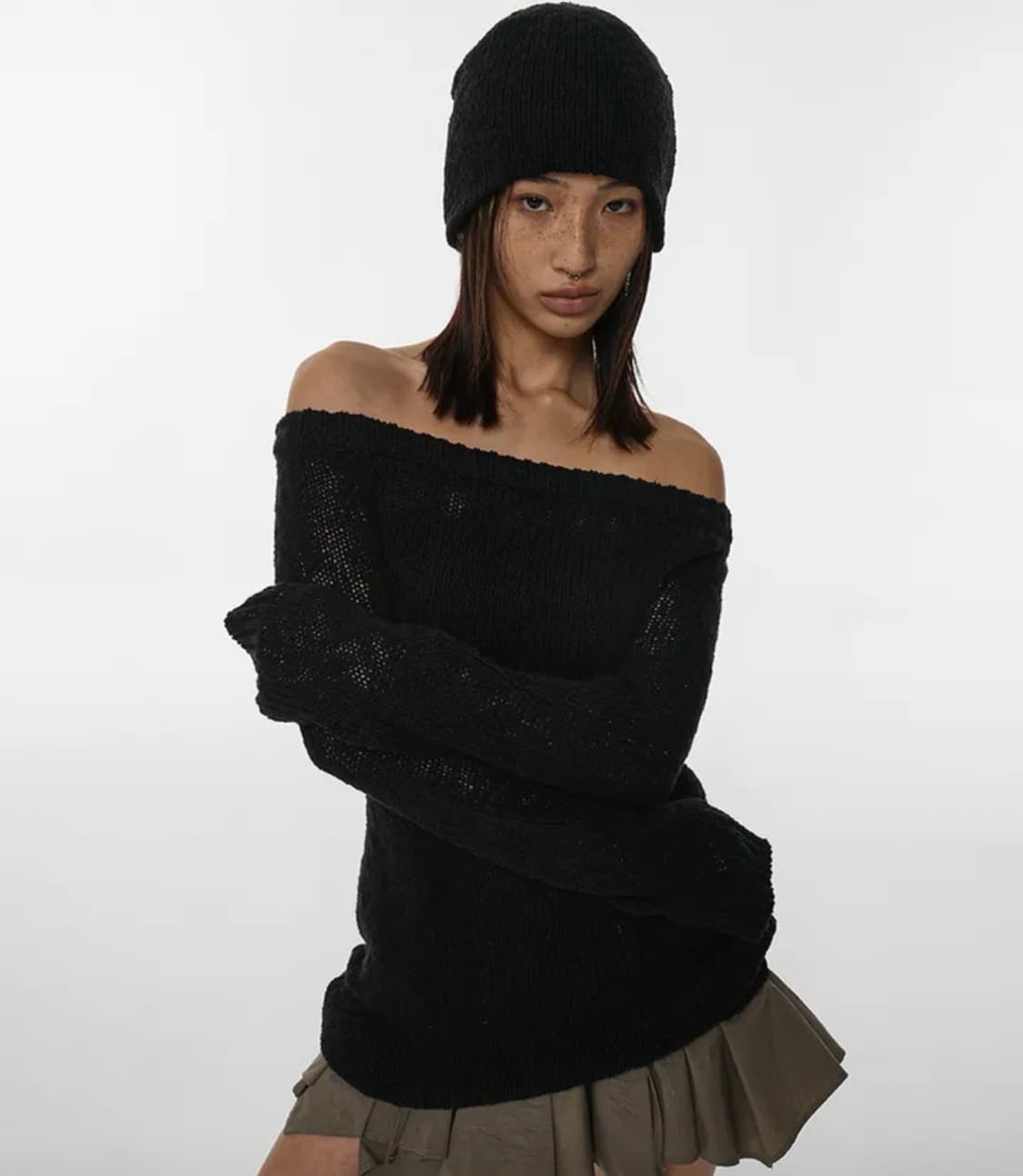 블랙업 오프숄더 니트 원피스 상품이미지1