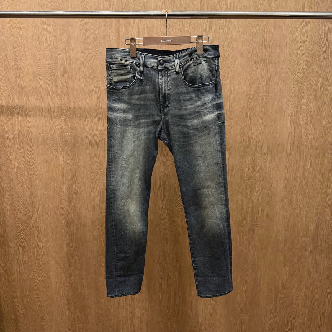 R13 알썰틴 스트레이트 워싱 데님 팬츠 백포켓 로고 디테일 흑청 상품이미지2