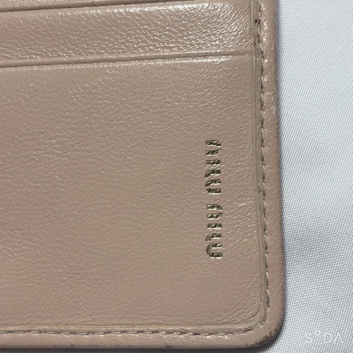 미우미우 마테라쎄 카드지갑 베이지 상품이미지10