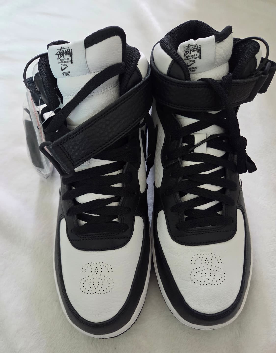 나이키 x 스투시 에어포스 1 '07 미드 SP 블랙 앤 라이트 본 상품이미지1