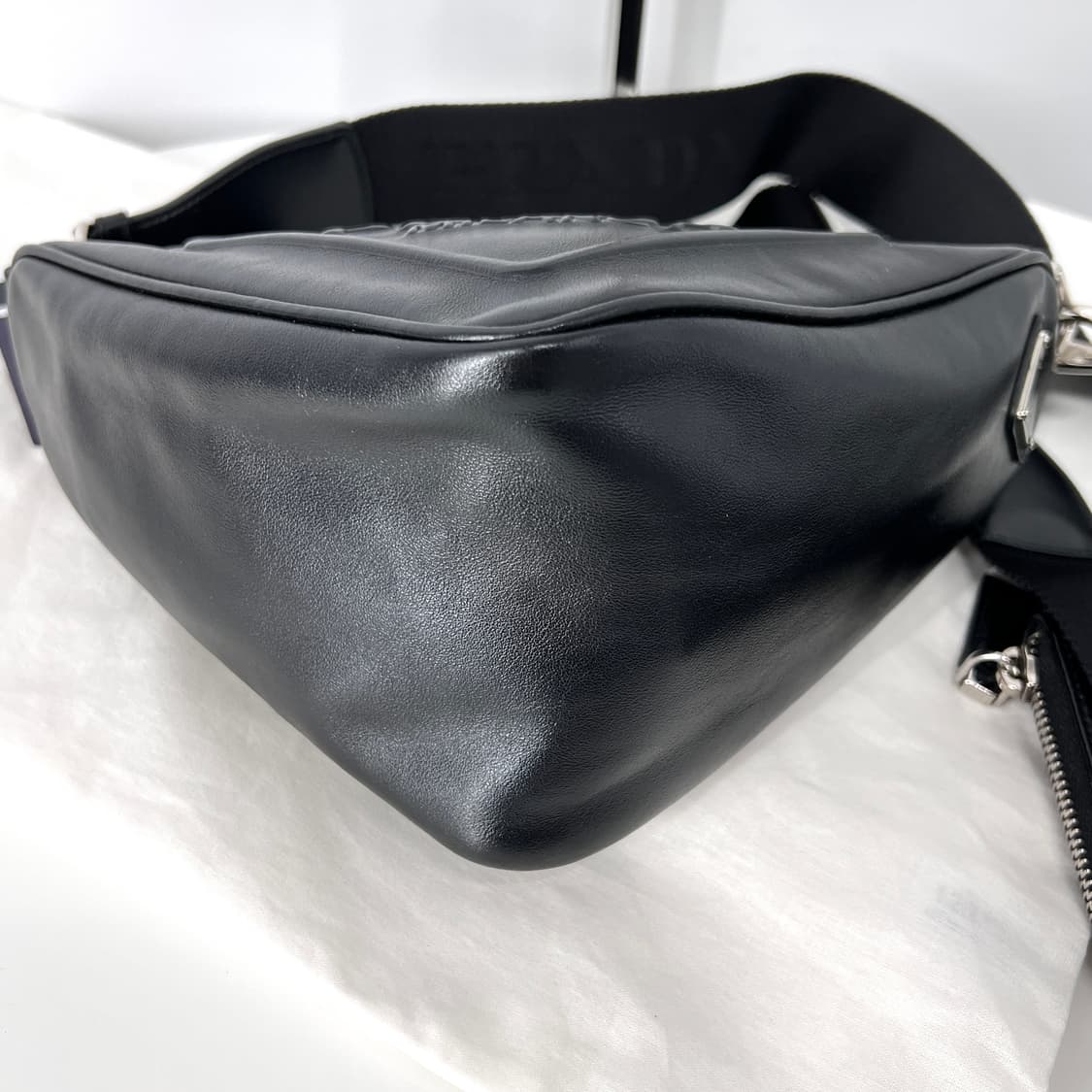 프라다 트라이앵글 레더 숄더백 크로스백 블랙 (1BH190) 상품이미지9