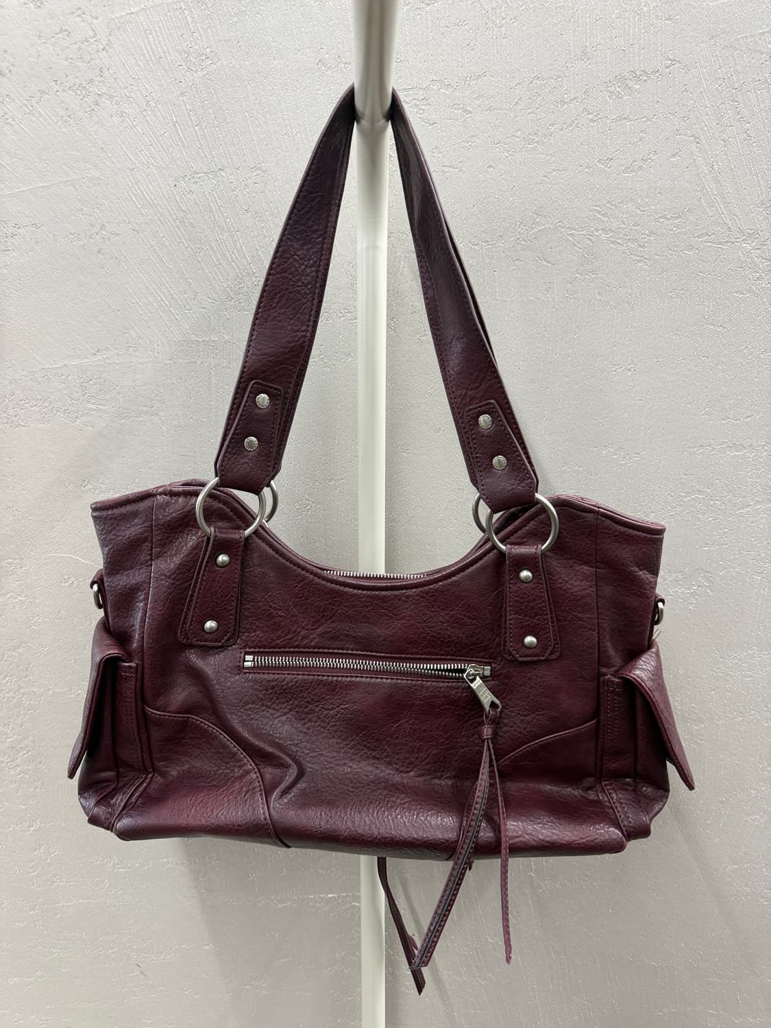 이우가마카라스 버건디 스터드 레더 숄더백 상품이미지4