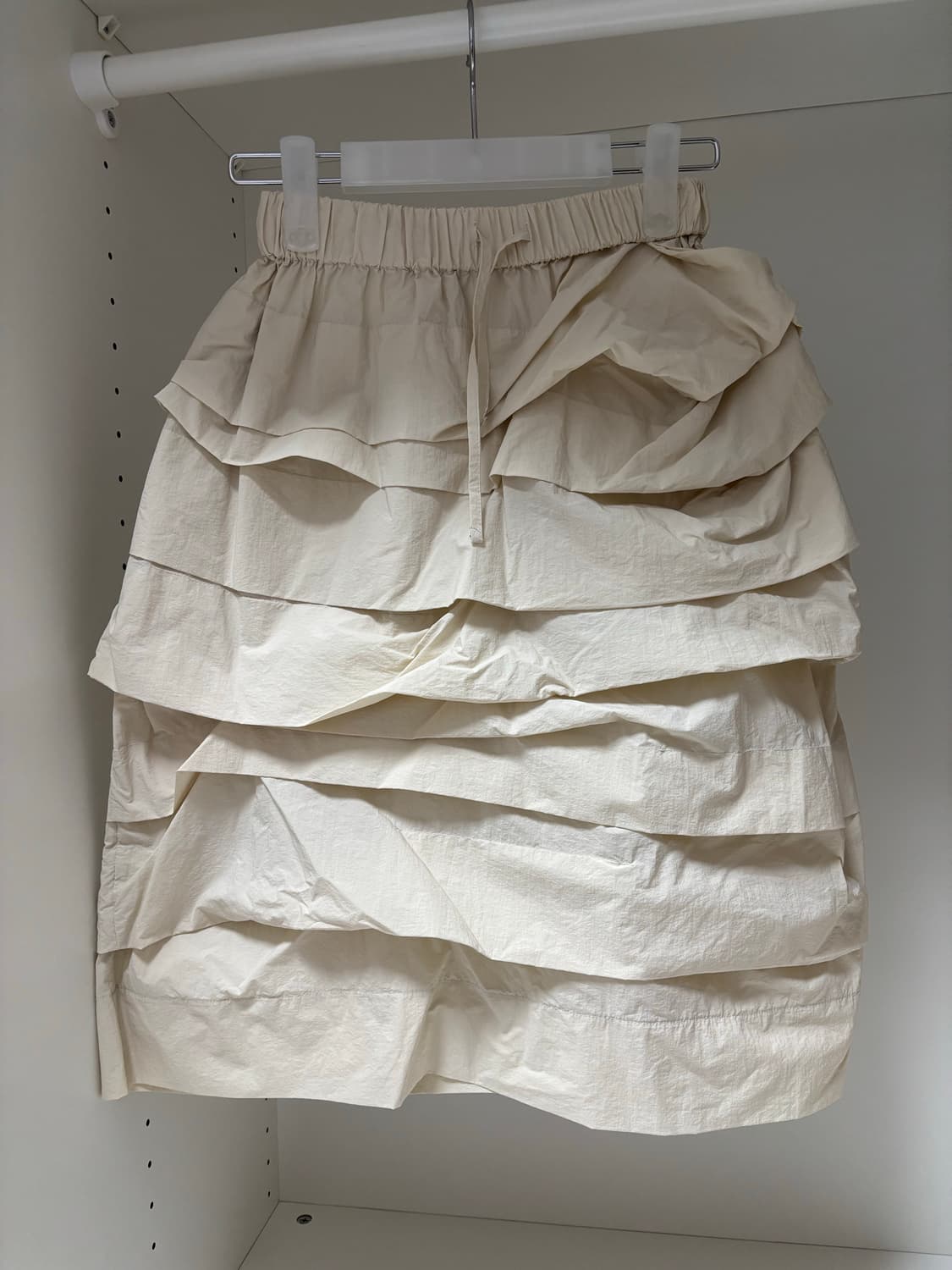 NOCONTENT 노컨텐츠 나일론 핀턱 미디 스커트 크림 아이보리 상품이미지1