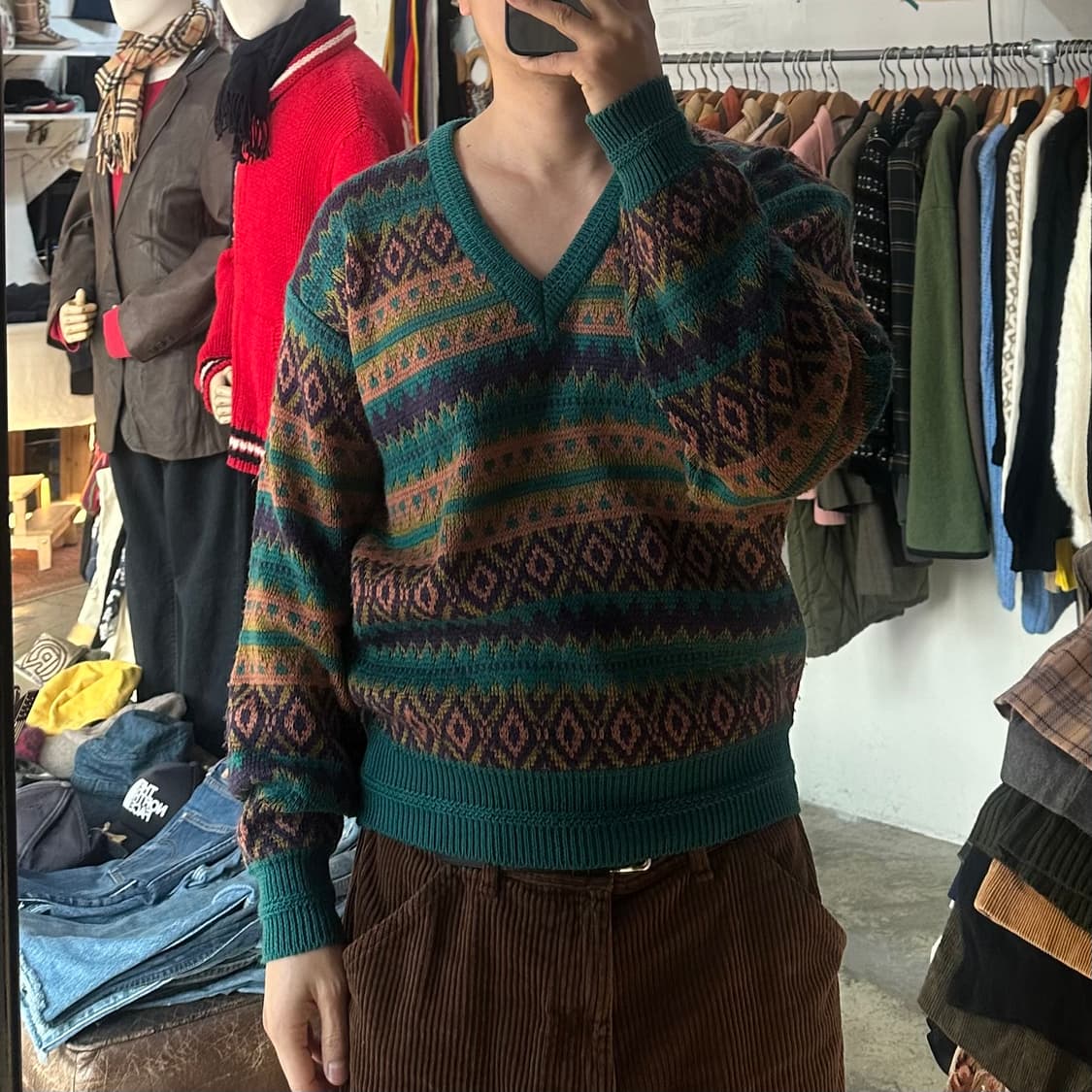 (착용컷) 크로커다일 패턴 브이넥 니트 (남성용 103) 상품이미지3