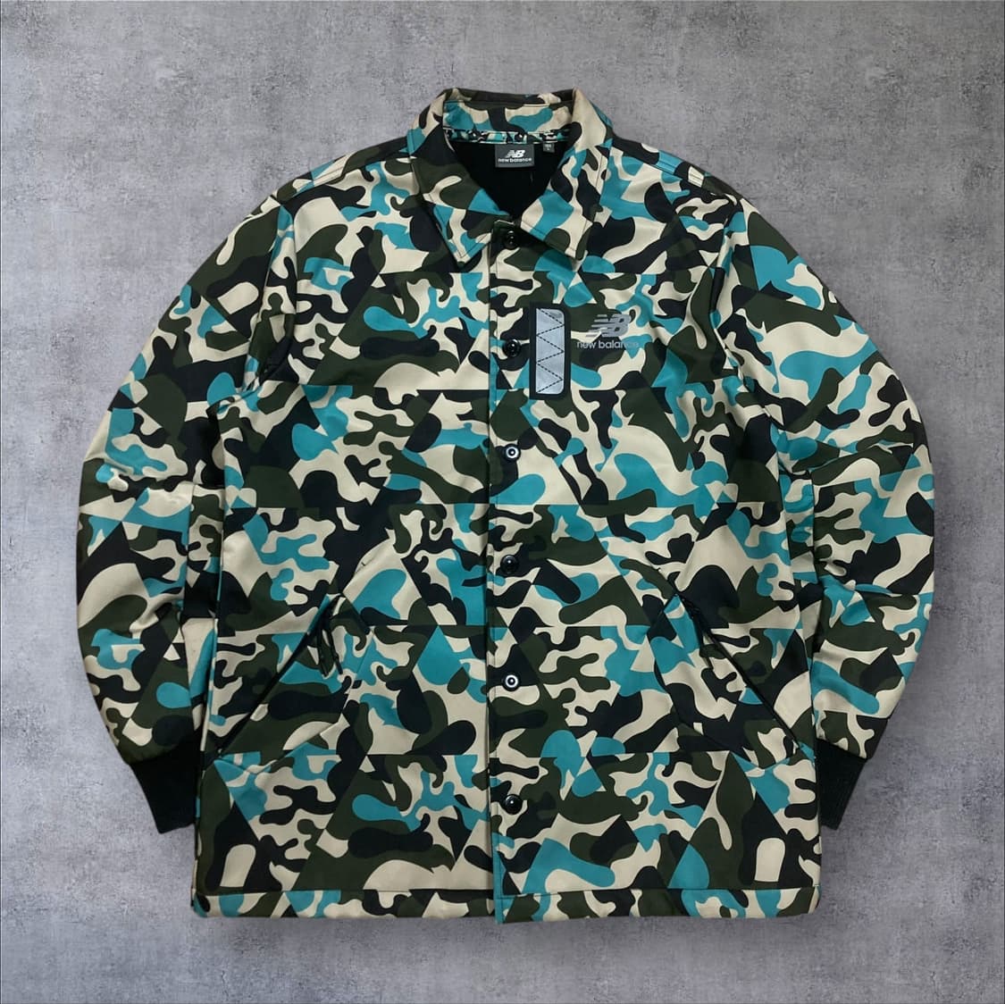 뉴발란스 스몰 로고 카모 패턴 코치 자켓 상품이미지1