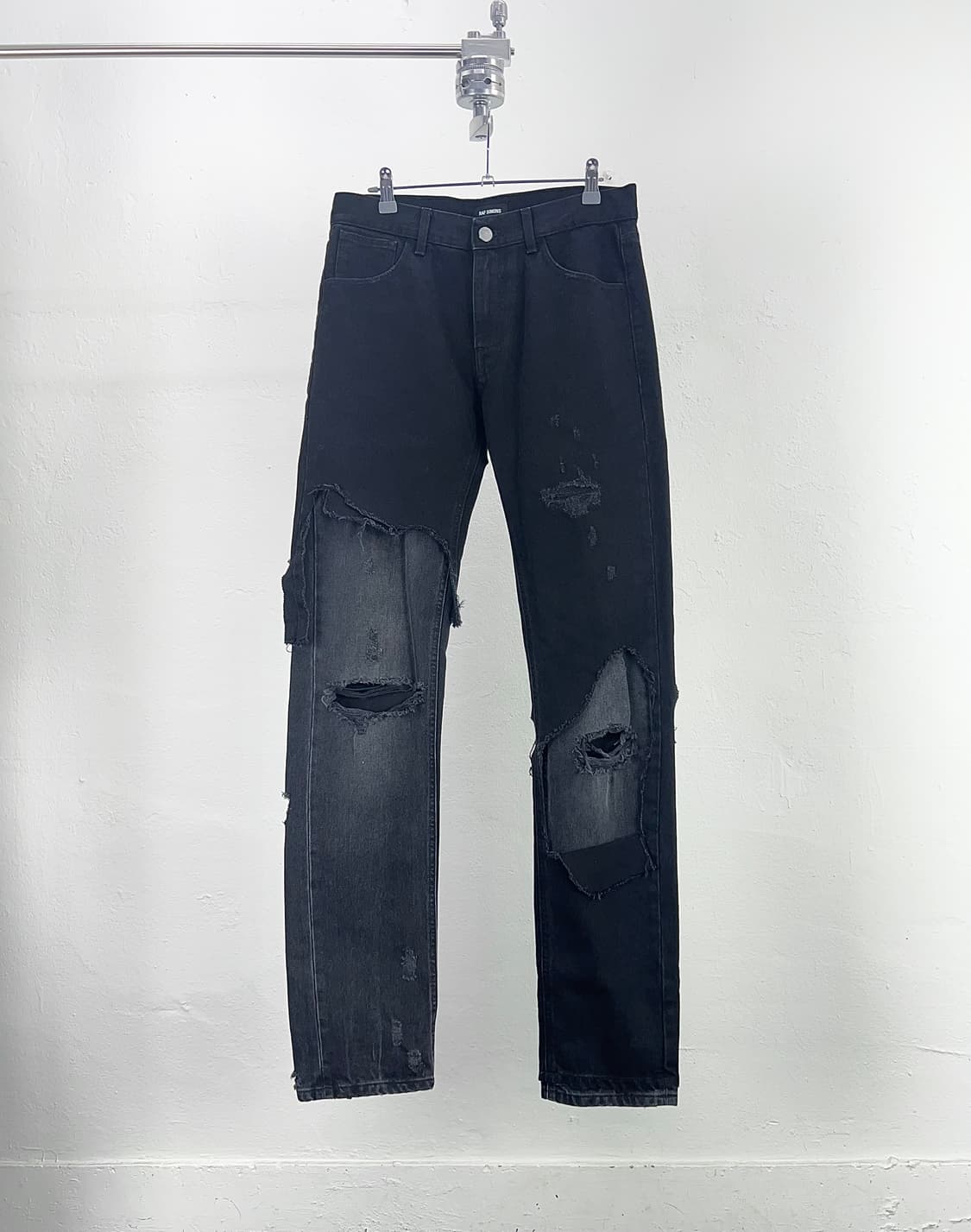 라프시몬스 19SS 슬림핏 디스트로이드 진 상품이미지1