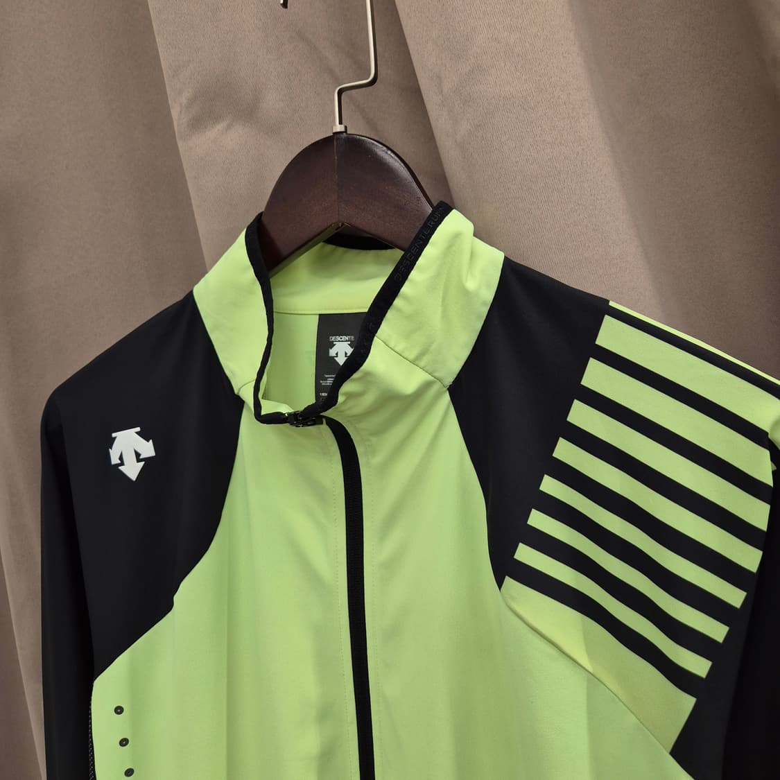 데상트 냉감 스트레치 러닝 집업 100 상품이미지2