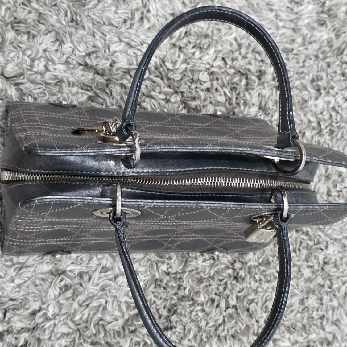 디올 레이디백 까나쥬 메탈릭 미듐 토트백 상품이미지5