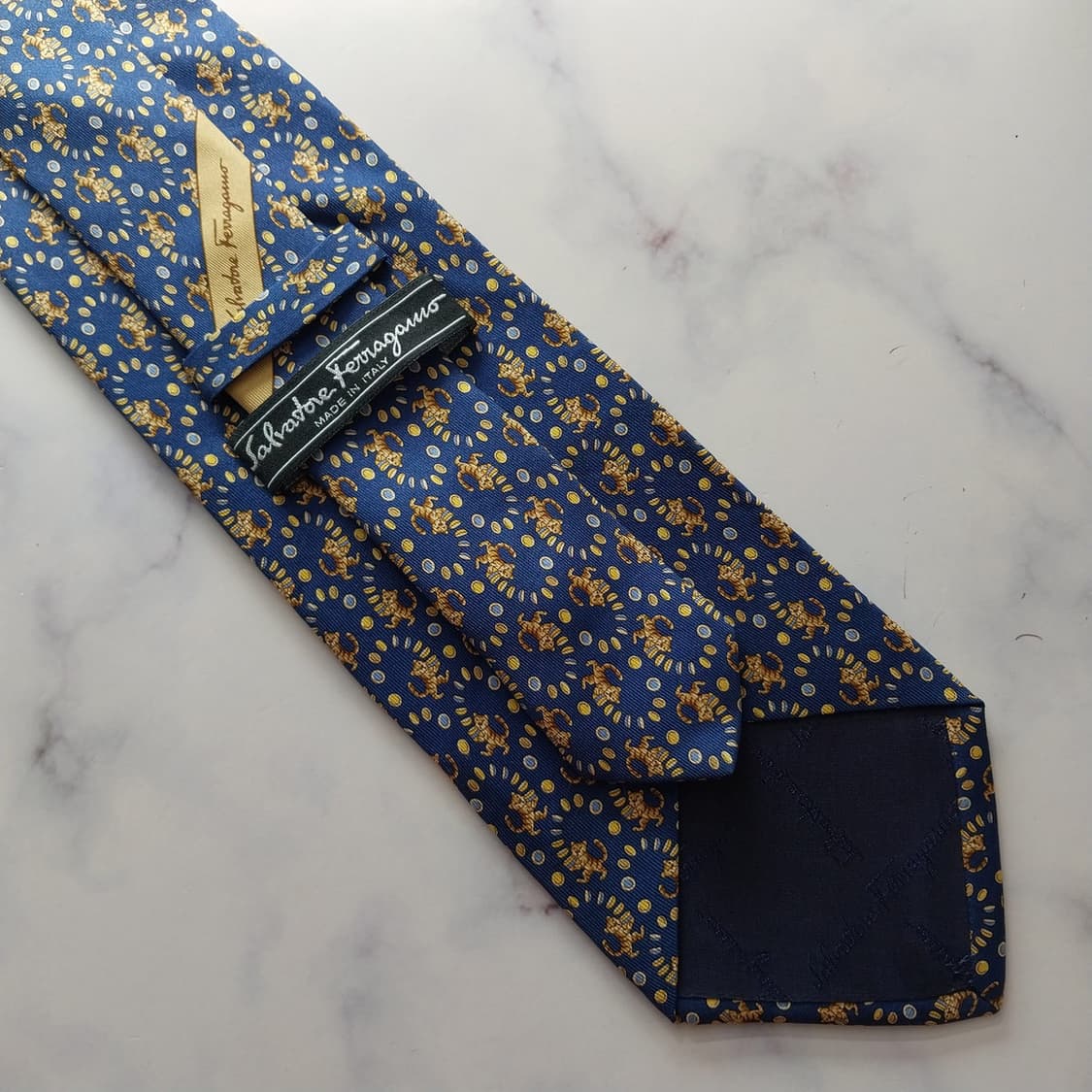 페라가모 실크 블루 호랑이 넥타이 9.5cm A+등급 K1348 
  상품이미지10