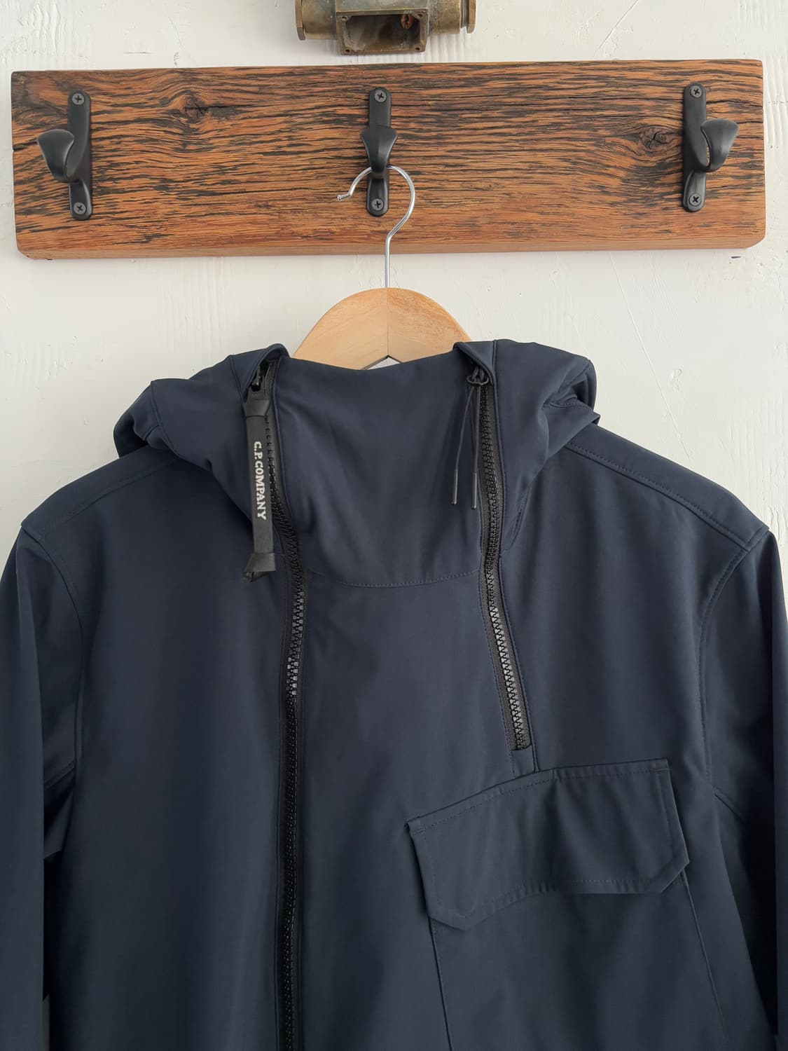 CP 컴퍼니 네이비 소프트쉘 고글 후드 자켓 상품이미지3