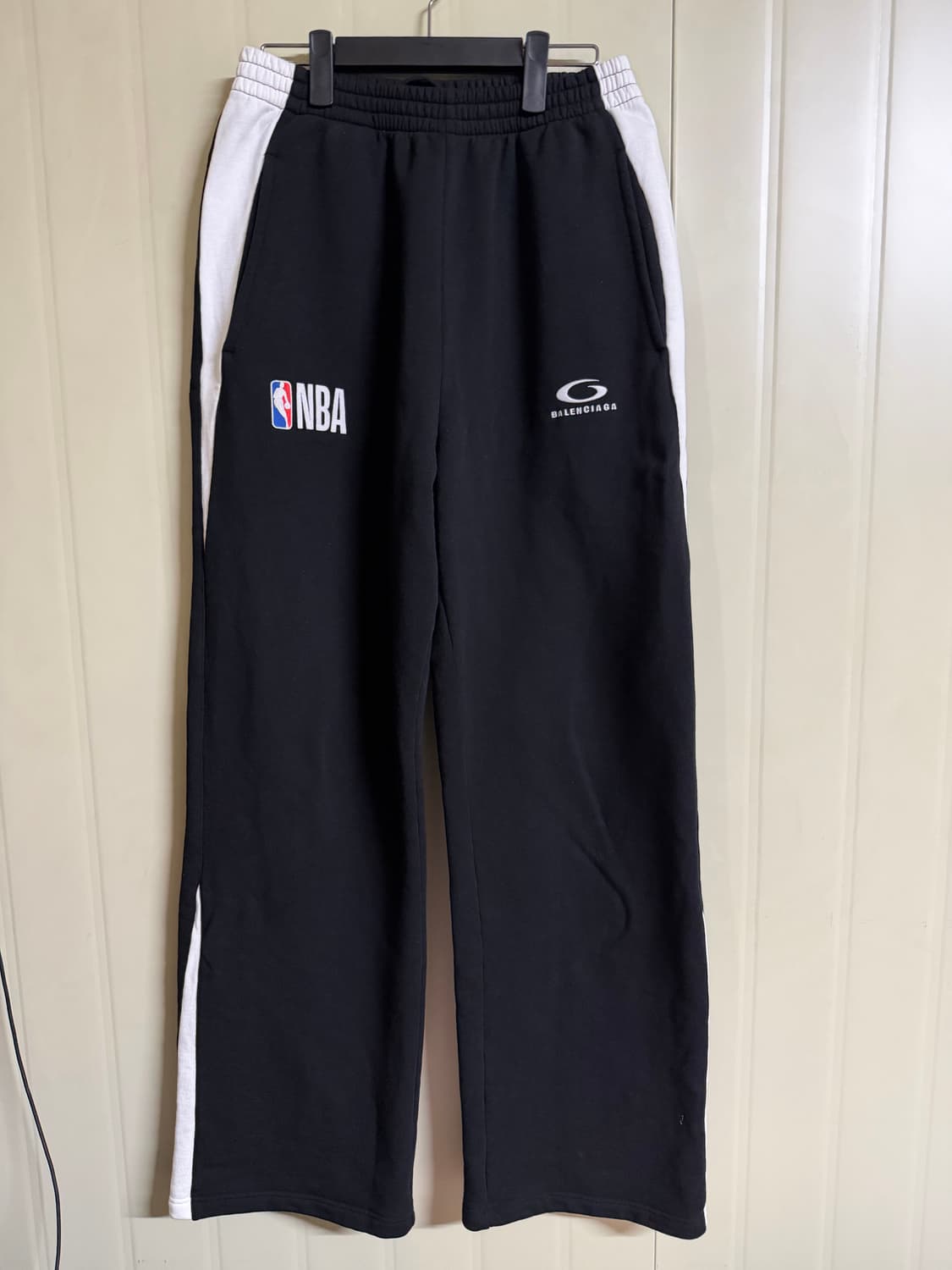 발렌시아가 NBA 콜라보레이션 오버사이즈 스웨트팬츠 블랙 xs 상품이미지1