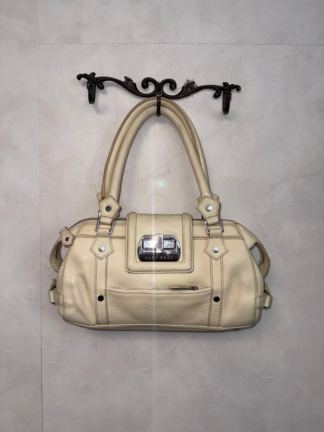 Hugo Boss ivory buckle shoulder bag 상품이미지1