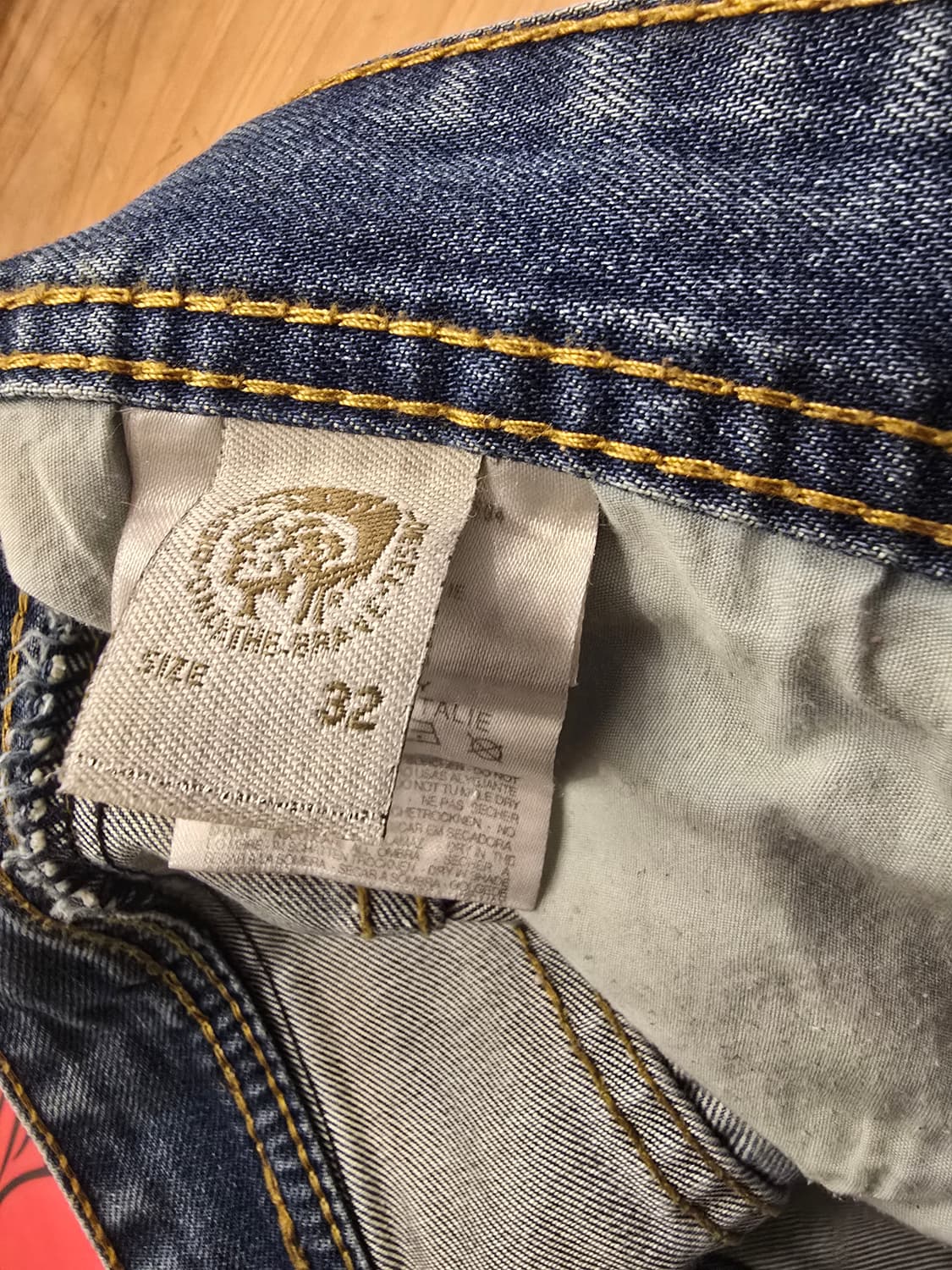 디젤(Diesel) 빈티지 패치 디테일 데님 팬츠 상품이미지4