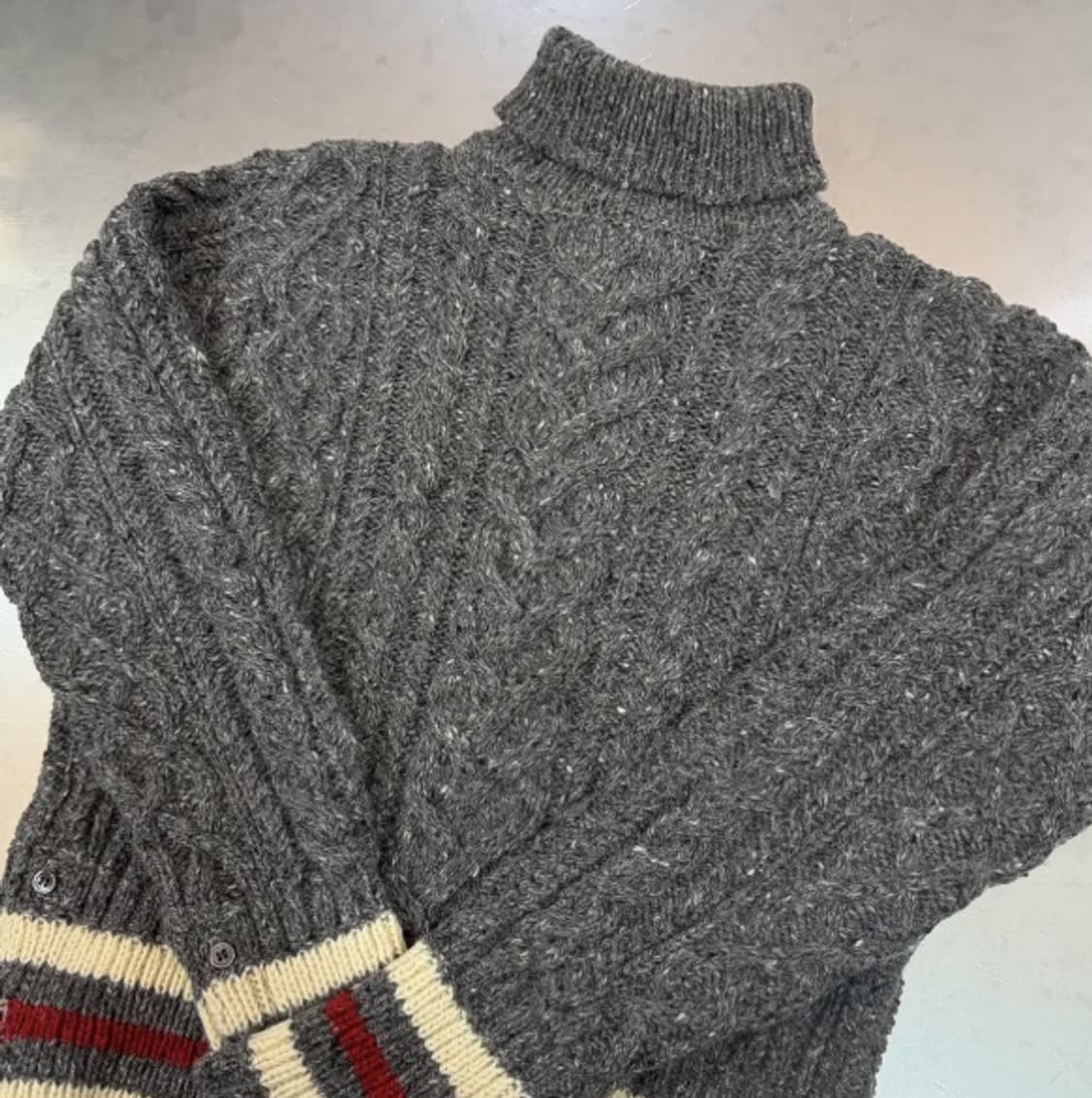 [정품] 톰브라운 케이블 터틀넥 배색 니트 그레이 M  상품이미지3