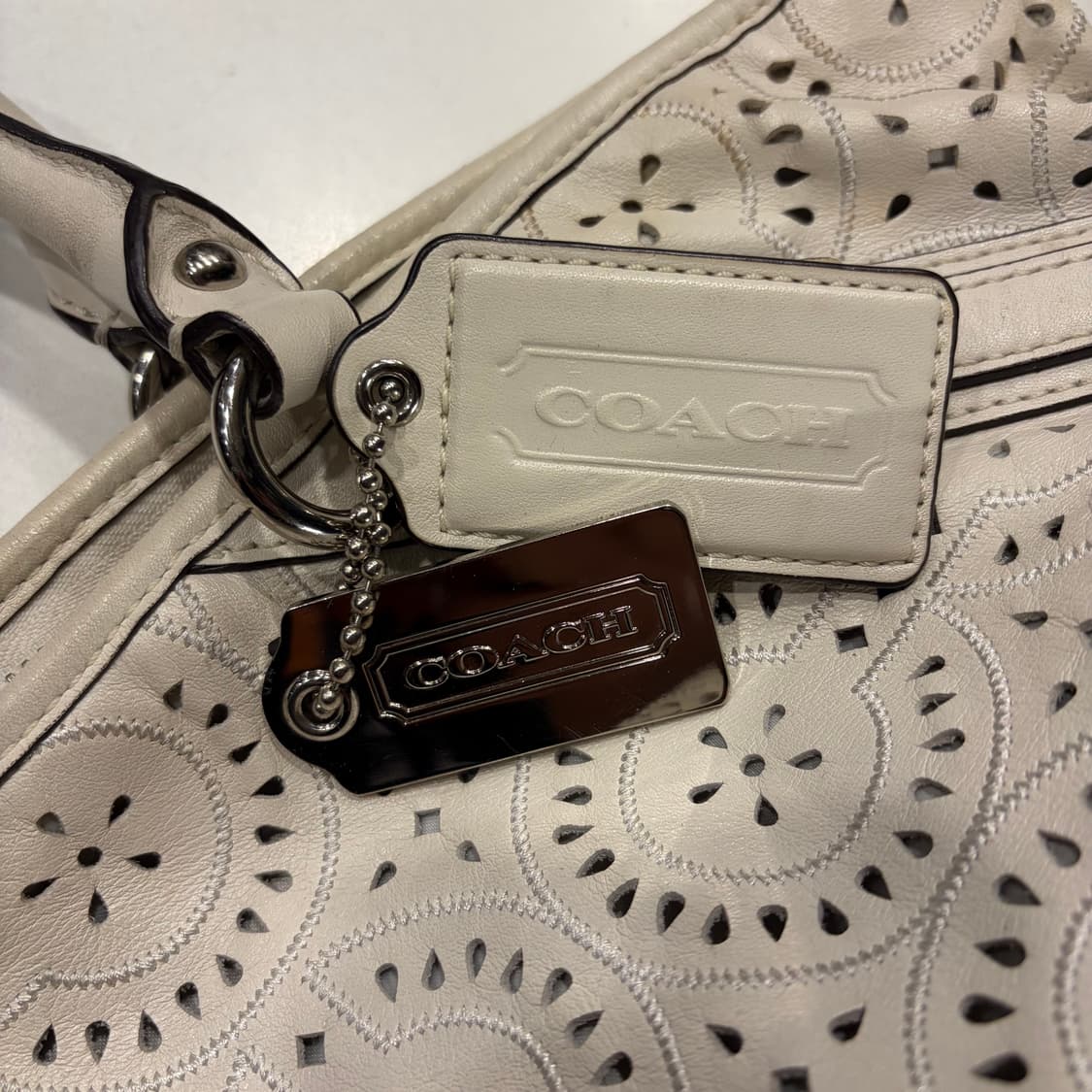 COACH 코치 펀칭 레더 토트백 아이보리 상품이미지3