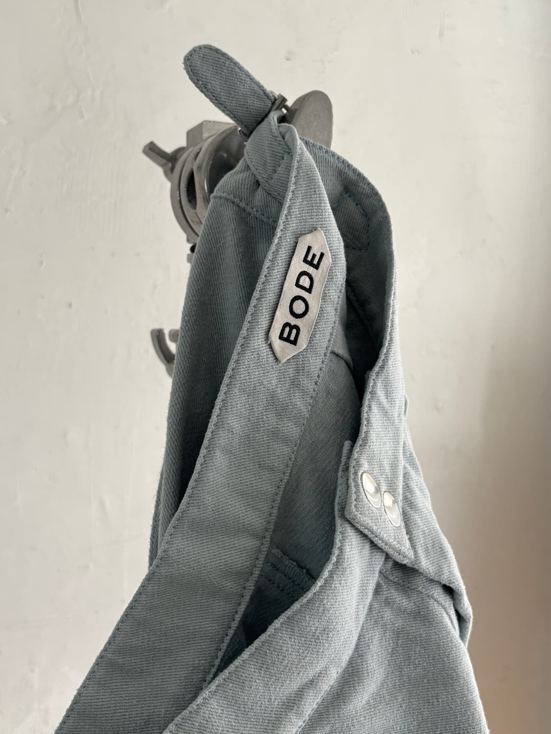 Bode 보디 스카이 블루 컬러 버튼 플라이 사이드 스트랩 팬츠  상품이미지9