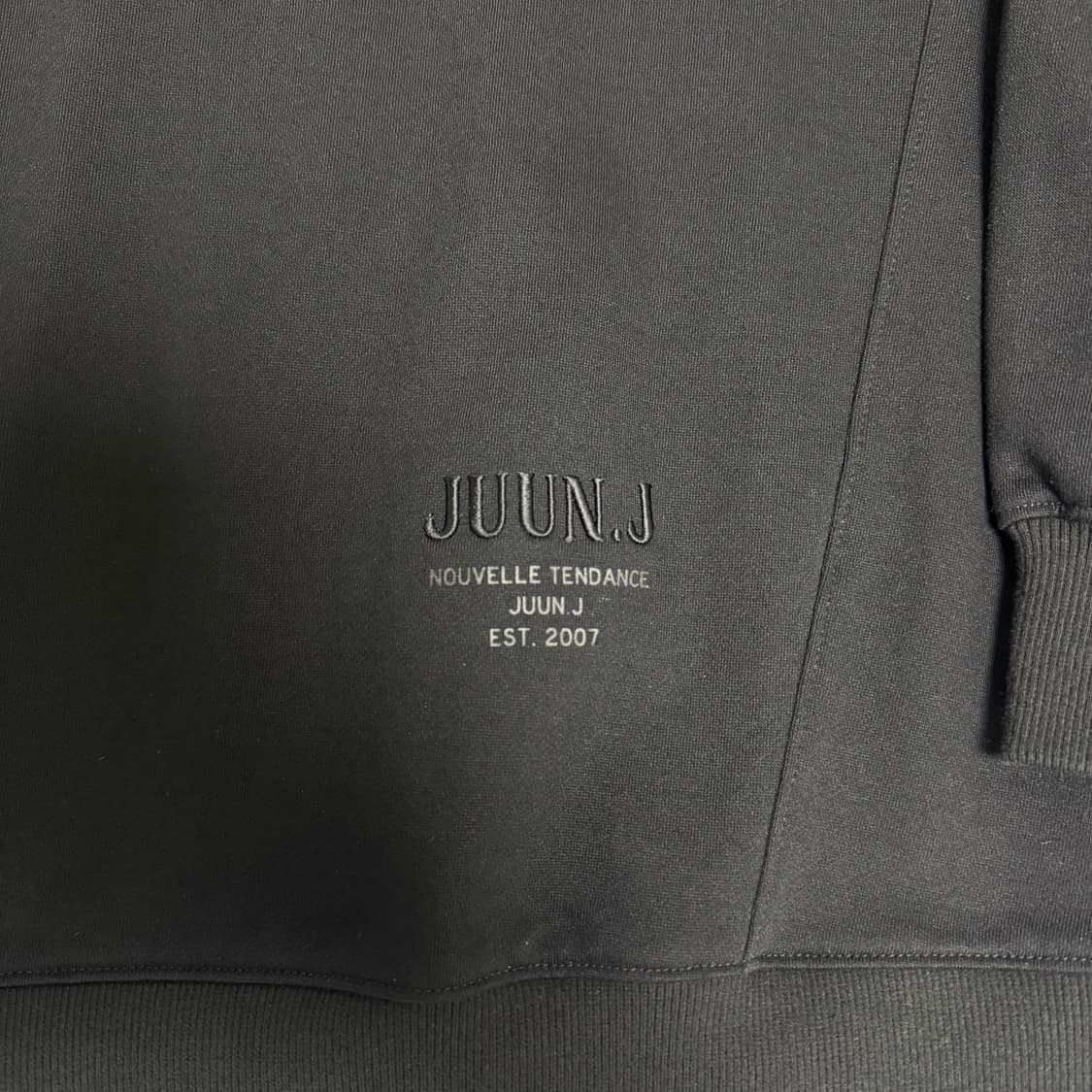 준지(Juun.J) 로고 디테일 블랙 절개 스웨트셔츠 36 상품이미지2