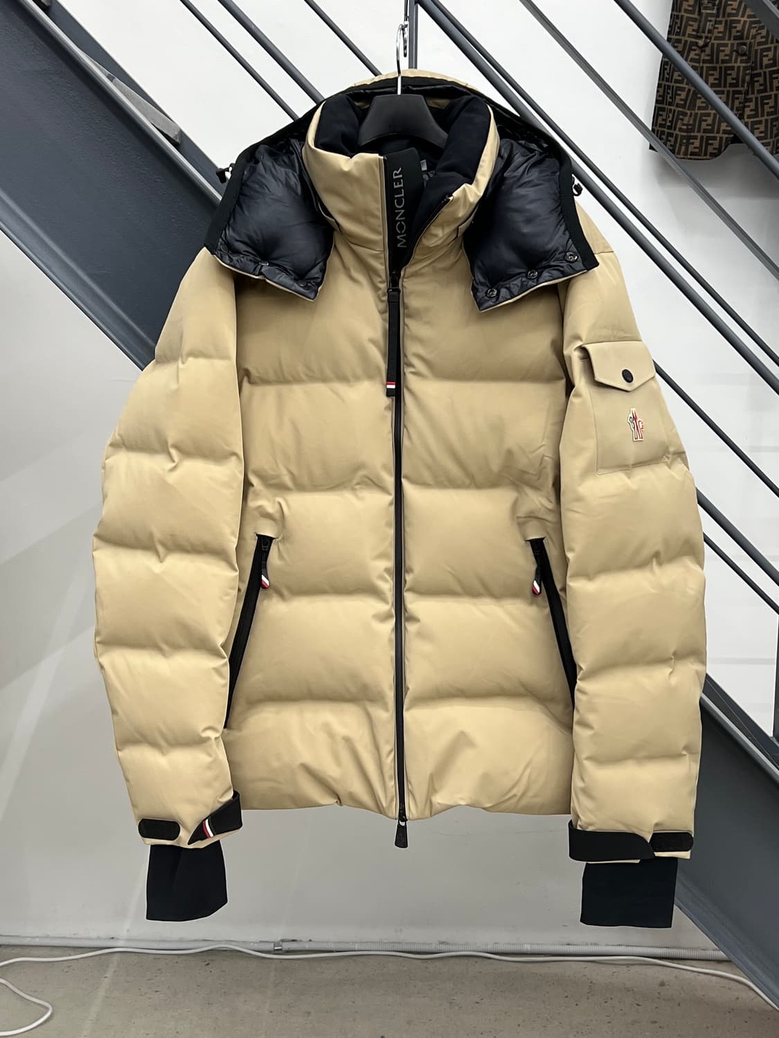 몽클레어 22FW 그래노블 몽제테크 베이지 패딩 자켓 상품이미지1