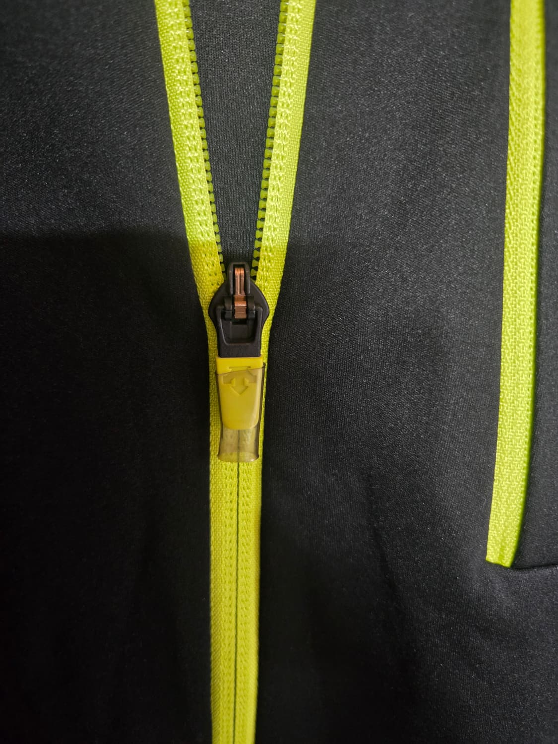 데상트 블랙/라임색 후드집업110 상품이미지3