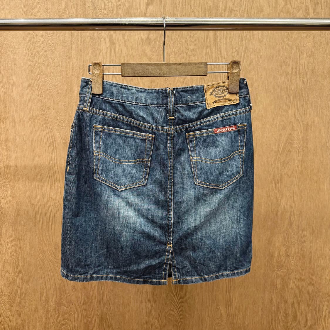 디키즈 데님 미디 스커트 백 포켓 레드 로고 탭 디테일 H라인 진청 상품이미지3