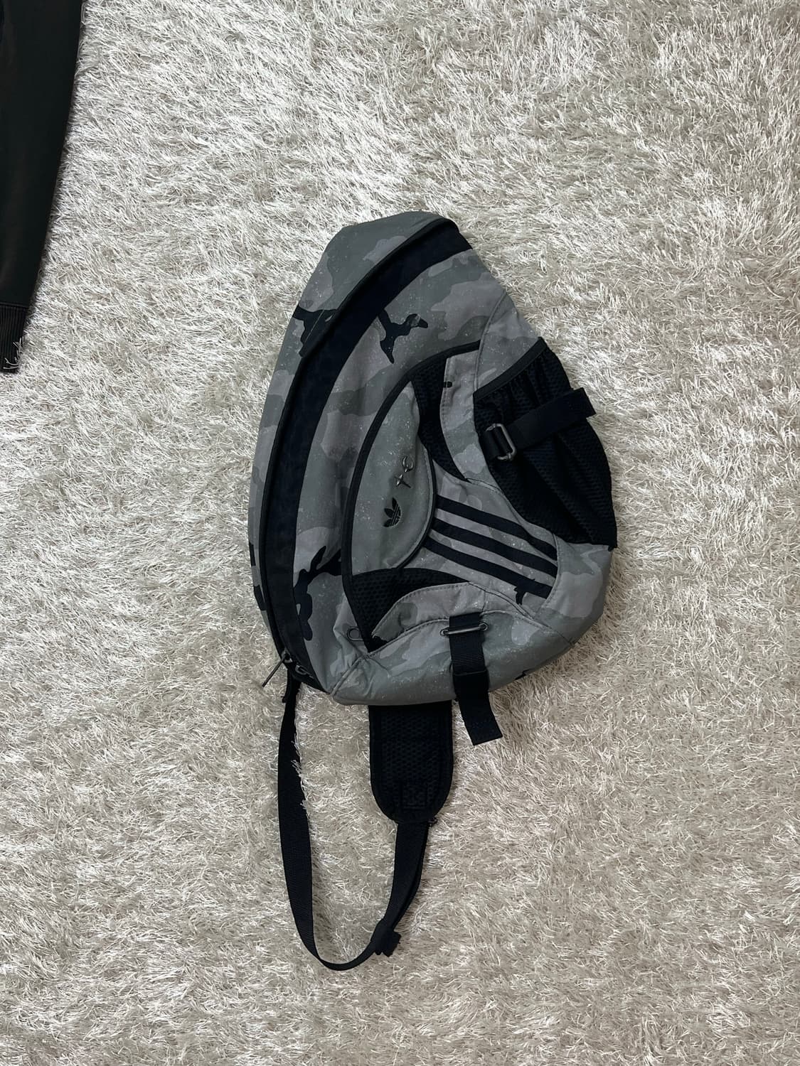 아디다스 x 떠그 클럽 백 블랙 상품이미지2