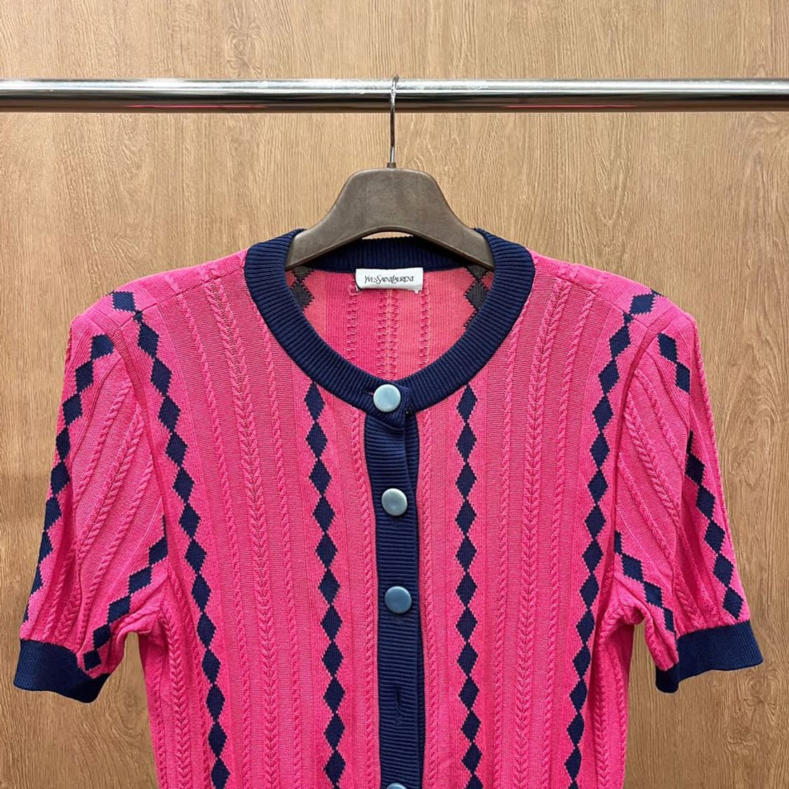 입생로랑 니트 가디건 배색 밑단 커프 아가일 패턴 디테일 핑크 네이비 상품이미지4