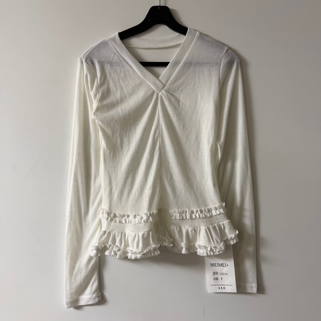 새상품 여자 밑단 프릴 브이넥 긴팔티 상품이미지1