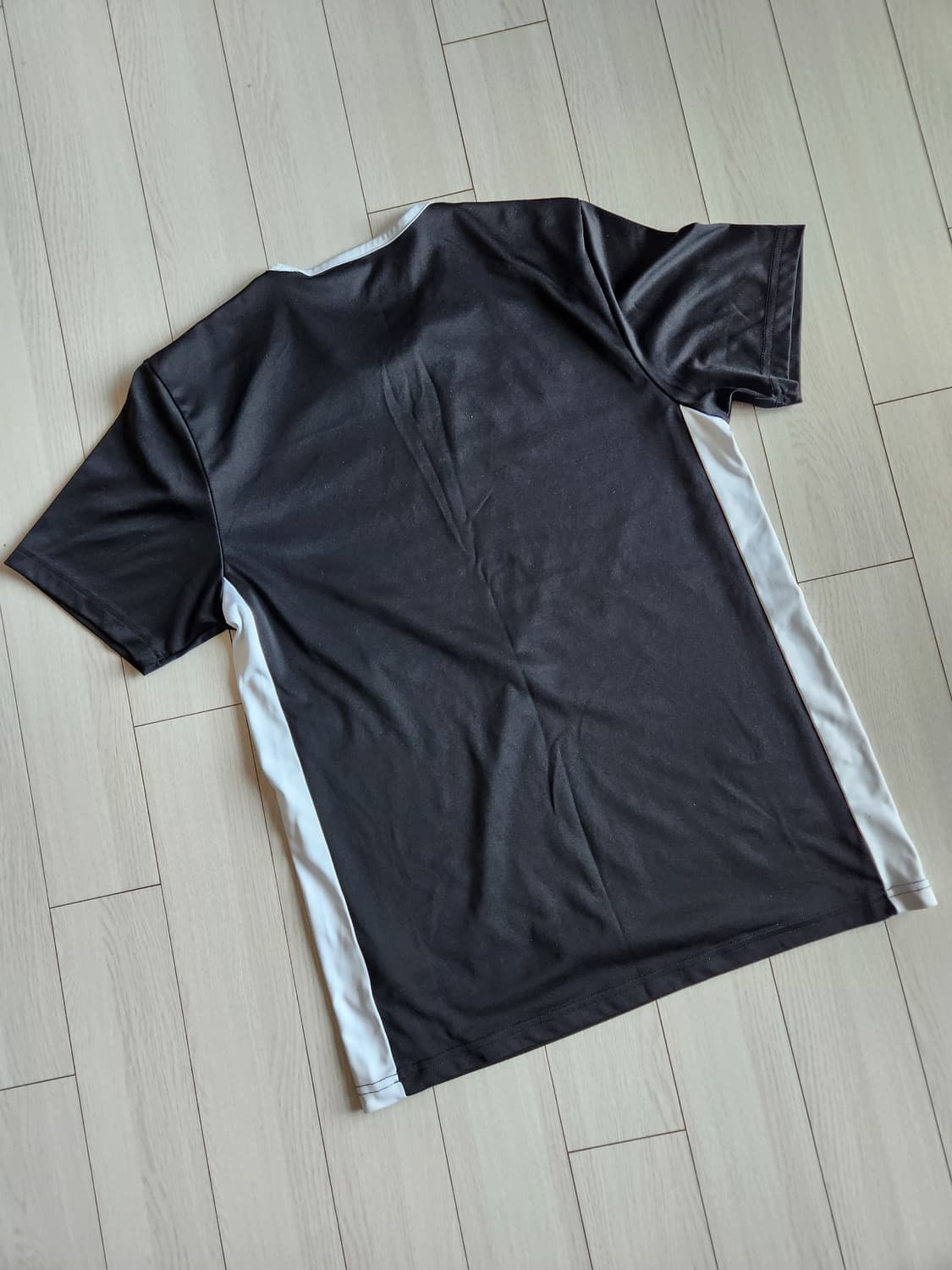 아디다스 ENTRADA 18 기능성 반팔티 사이즈L


오염 하자없이 깨 상품이미지7