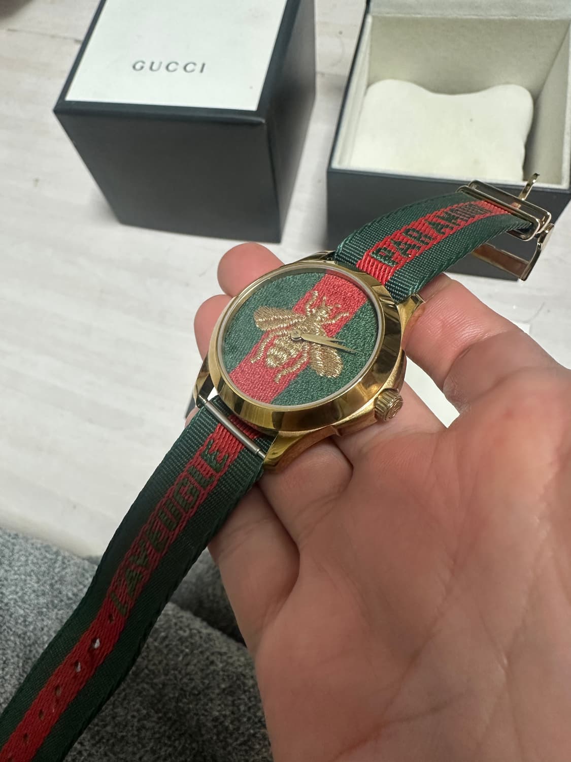 구찌 YA126487B 르 마르셰 드 메르베이 벌 공용 나토시계 상품이미지7